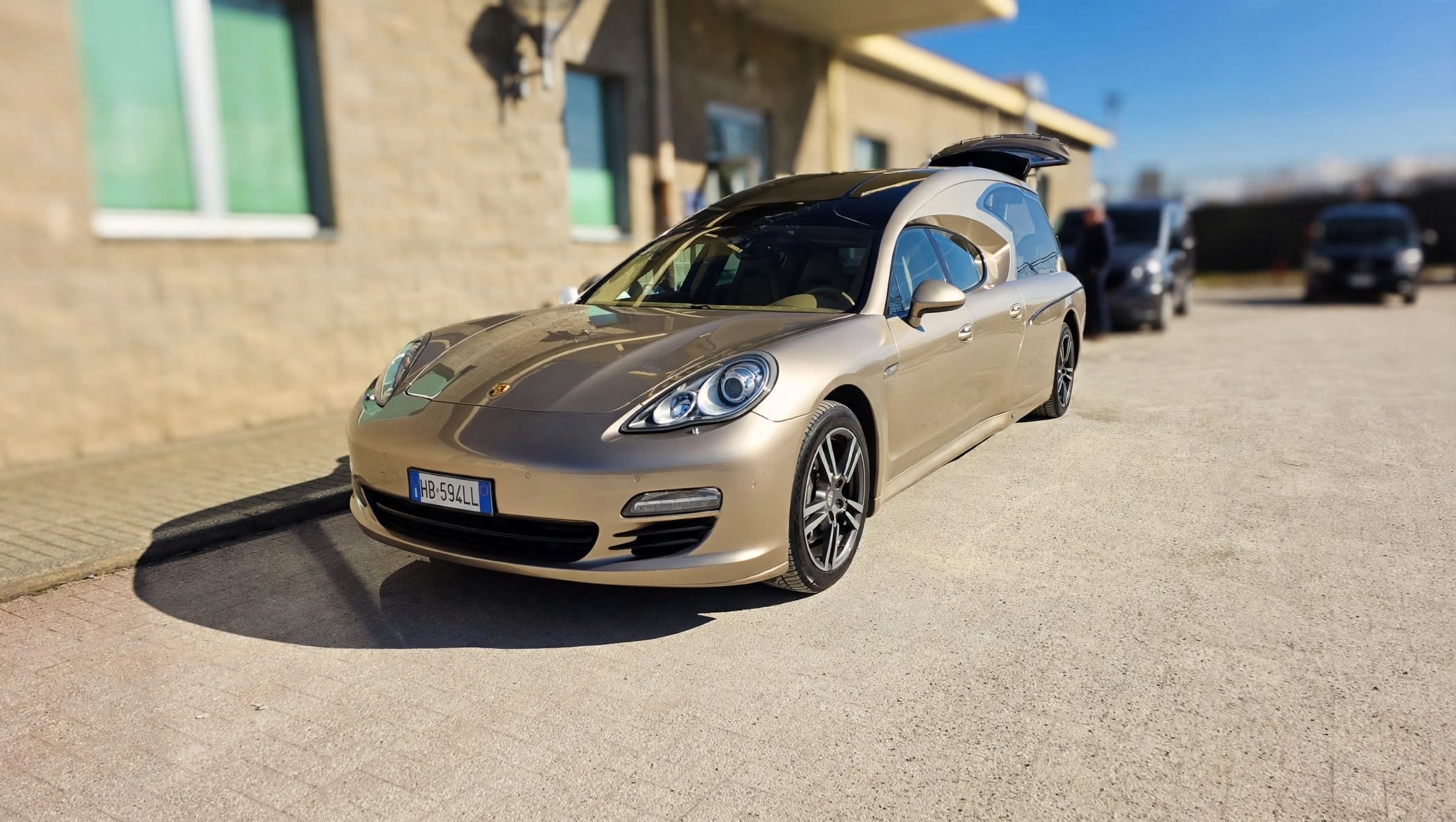 Porsche in servizio alle camere mortuarie dell'ospedale A. Carle di Cuneo